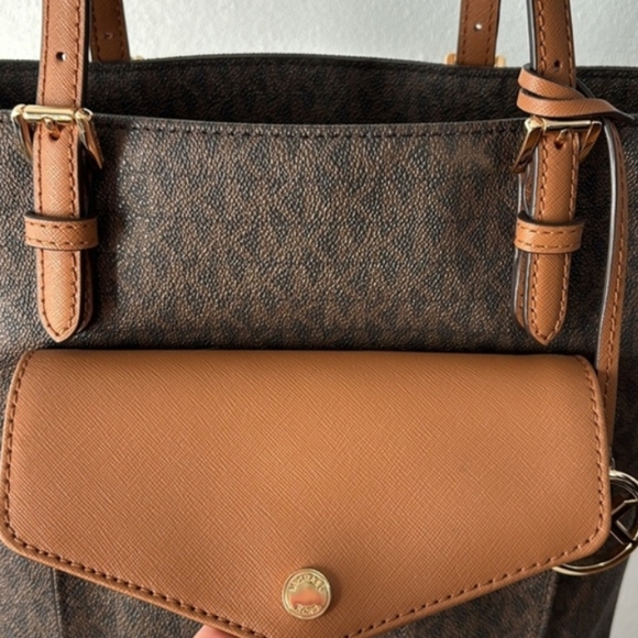 Michael Kors Jet Set Large Logo Pocket Tote Bag - Picture 7 of 16